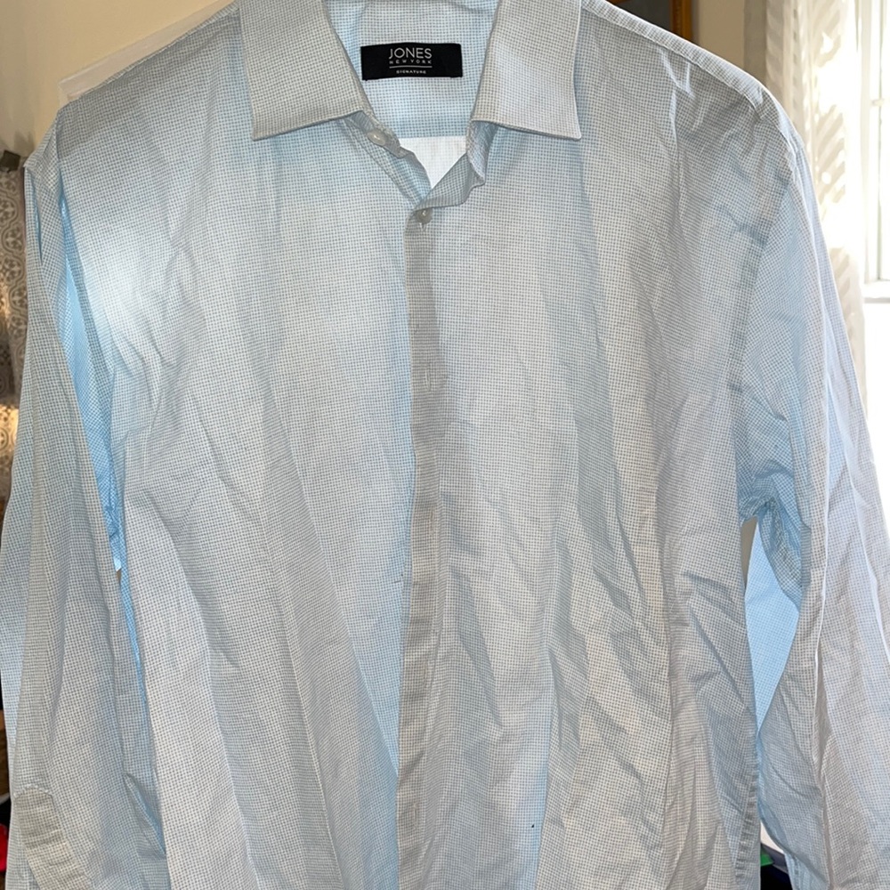Men’s button down Jones New York signature stretch shirt light blue dots.